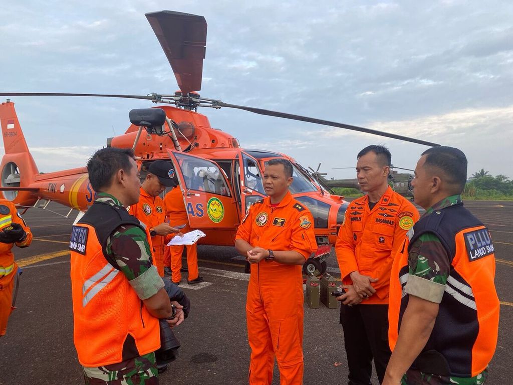 Tim gabungan di Bandara Sultan Thaha, Jambi, menyusun rencana sebelum terbang menuju lokasi evakuasi rombongan Kapolda Jambi di wilayah Tamiai, Kerinci, Jambi, Selasa (21/2/2023). 