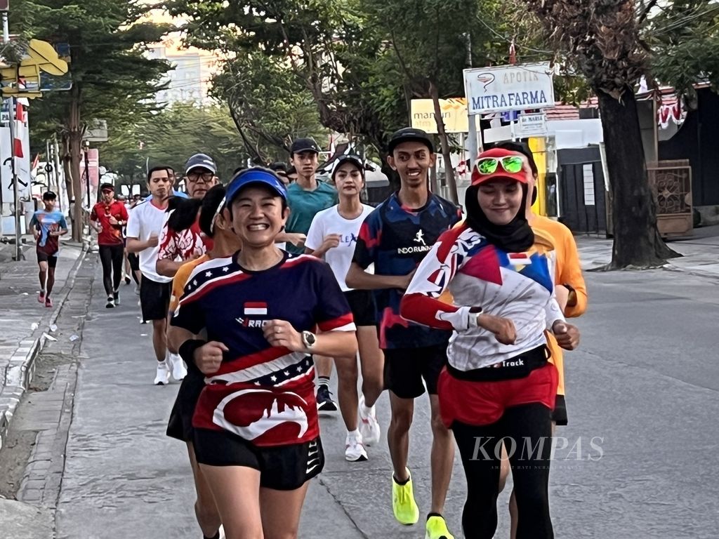 Pelari dari berbagai komunitas di Makassar berlari sejauh 4 kilometer, Sabtu (19/8/2023), dalam ajang The Tour. Ajang lari ini bagian dari Bank Jateng Friendship Run yang tahun ini digelar di 10 kota di Indonesia.