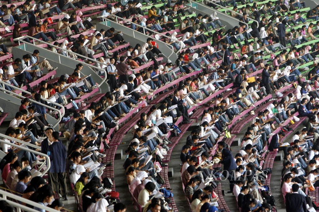 Sejumlah 11.200 pendaftar mengerjakan soal ujian masuk Sekolah Tinggi Akuntansi Negara (STAN) di Stadion Gelora Bunga Karno, Jakarta, Minggu (5/8/2007). Jumlah peserta ujian di seluruh Indonesia mencapai 125.770 orang yang akan memperebutkan sekitar 2.000 kursi strata D1 dan D3 di STAN.