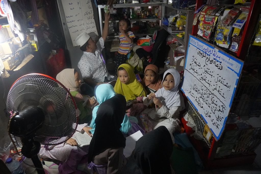 Di tengah rutinitas berjualan, Fadlali (44) menyempatkan diri mengajar anak-anak warga sekitar mengaji Al Quran setiap hari. Dia dan istrinya, Masodaturrahmaniyah (36), Kamis (10/11/2022), membuka salah satu dari empat toko kelontong mereka di kawasan Cijingga, Cikarang Selatan, Kabupaten Bekasi, Jawa Barat. 