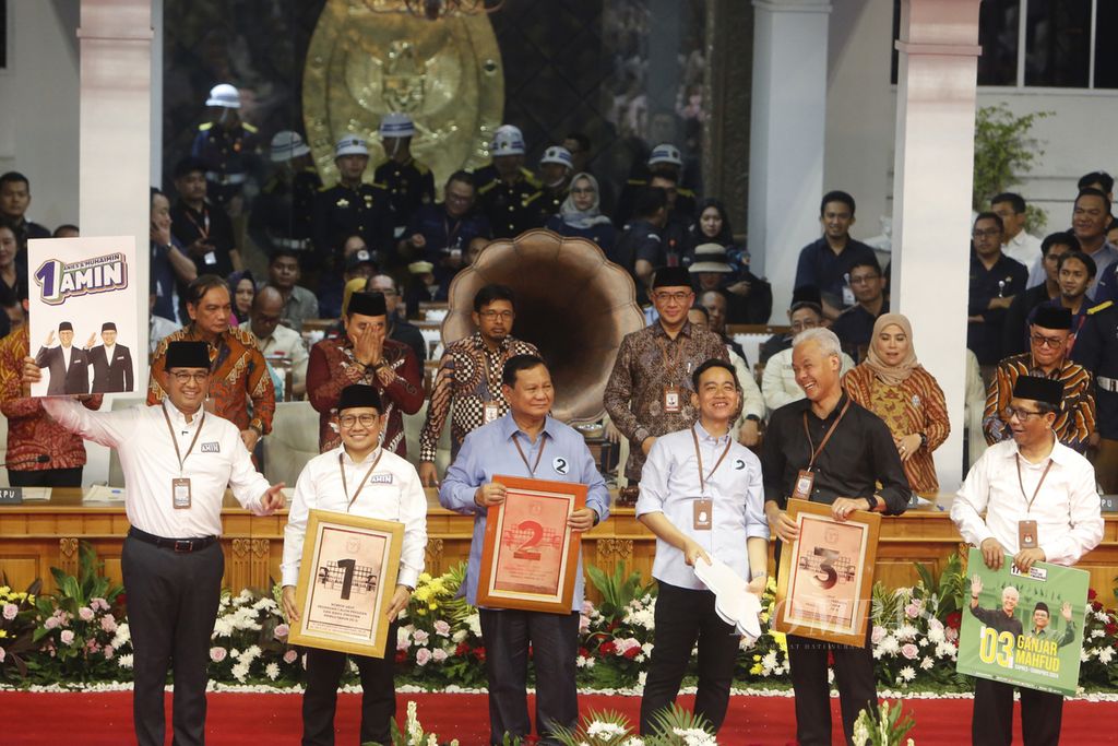 Tiga pasangan calon foto bersama usai rapat pleno terbuka pengundian dan penetapan nomor urut dalam pemilihan Presiden dan Wakil Presiden Pemilu 2024 di Kantor KPU, Jakarta, Selasa (14/11/2023).