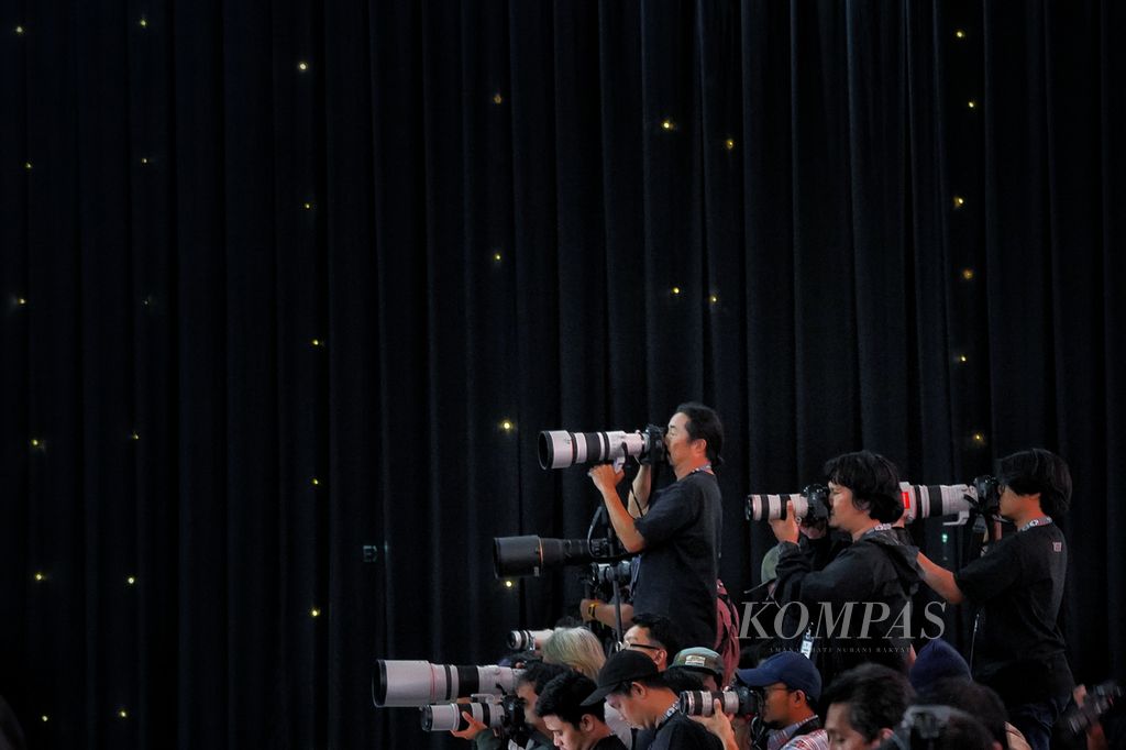 Para pewarta foto mengabadikan Debat Putaran Ke-5 Calon Presiden Pemilu 2024 di Jakarta Convention Center, Jakarta, Minggu (4/2/2023). 