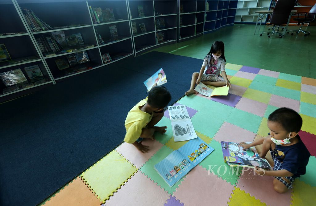 Anak-anak membaca koleksi buku di Perpustakaan Umum dan Depo Arsip di Rawa Bunga, Jatinegara, Jakarta Timur, Selasa (28/12/2021). 