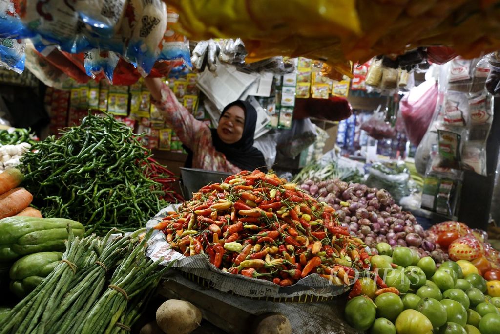 Pedagang sayur-mayur melayani pembeli di Pasar PSPT, Tebet, Jakarta, Senin (27/11/2023). Harga cabai rawit merah di pasar itu masih tinggi, pada kisaran Rp 100.000 per kilogram.