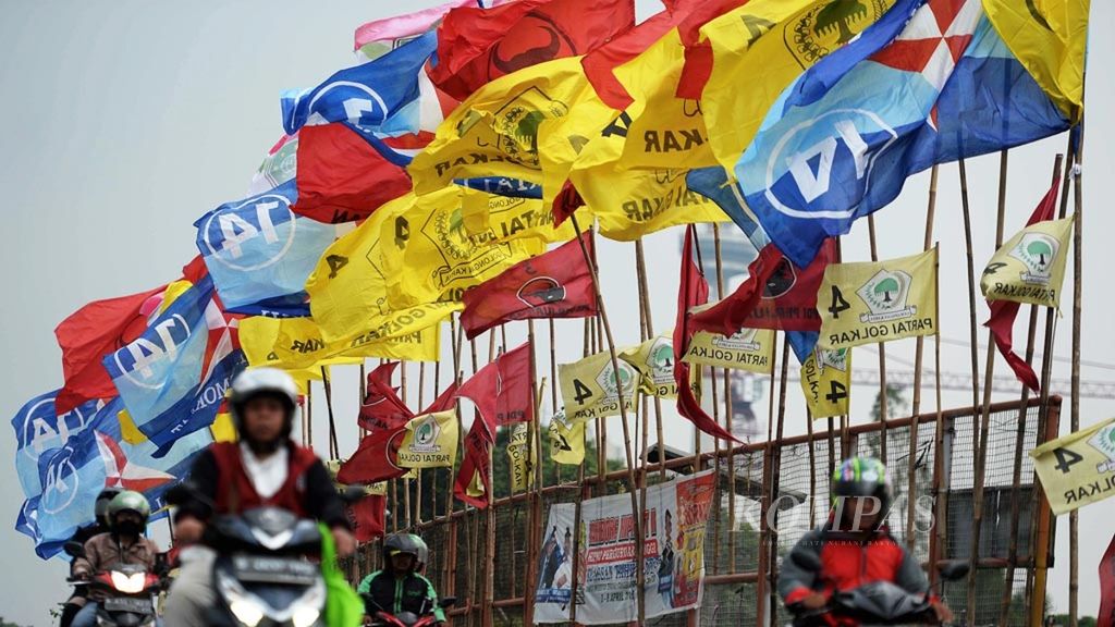Deretan bendera partai politik peserta Pemilu 2019 menghiasi jalan layang di kawasan Senayan, Jakarta, Minggu (7/4/2019). 