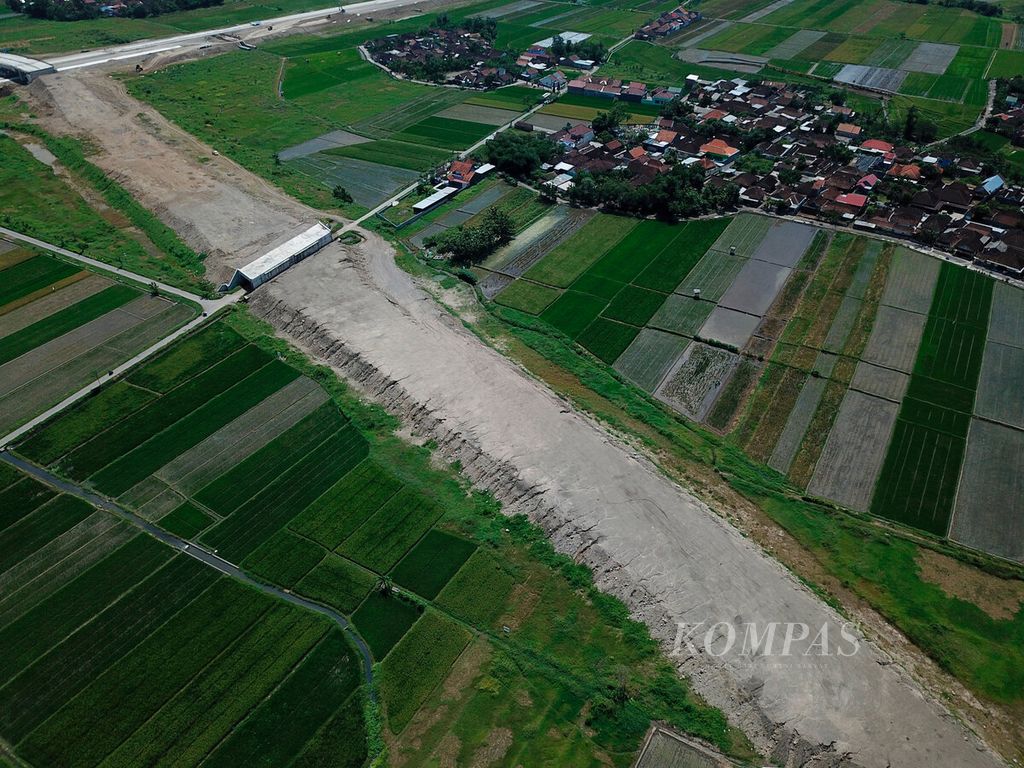 Ruas Tol Solo-Yogyakarta yang masih dalam tahap pembangunan melintasi kawasan pertanian di Kecamatan Banyudono, Kabupaten Boyolali, Jawa Tengah, Jumat (9/12/2022).
