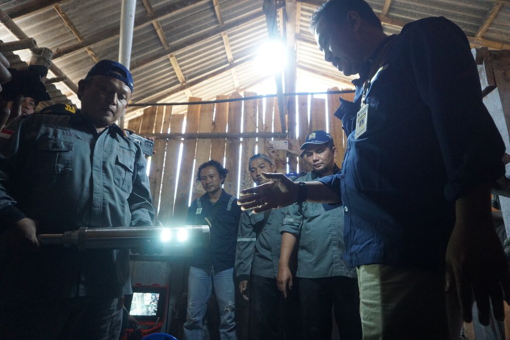 Tim dari Dinas ESDM Provinsi Jawa Tengah menunjukkan camera hole untuk memotret kondisi di dalam sumur tempat 8 pekerja tambang terjebak air di Desa Pancurendang, Ajibarang, Banyumas, Jawa Tengah, Kamis (27/7/2023).