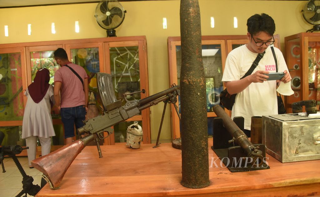 Pengunjung melihat barang-barang peninggalan di museum di kawasan wisata sejarah perang dunia kedua di Goa Binsari, Distrik Samofa, Biak Numfor, Jumat (30/4/2021). Sejarah perang juga banyak digali di Tarakan.