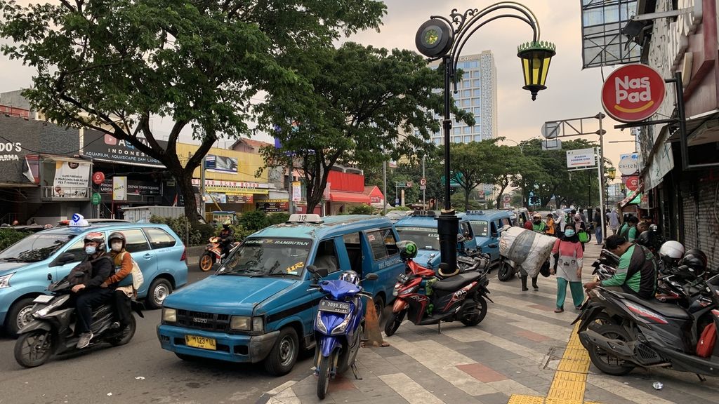 Penggunaan trotoar sebagai lahan parkir secara liar di Jalan Margonda Raya, Depok, Kamis (9/3/2023).