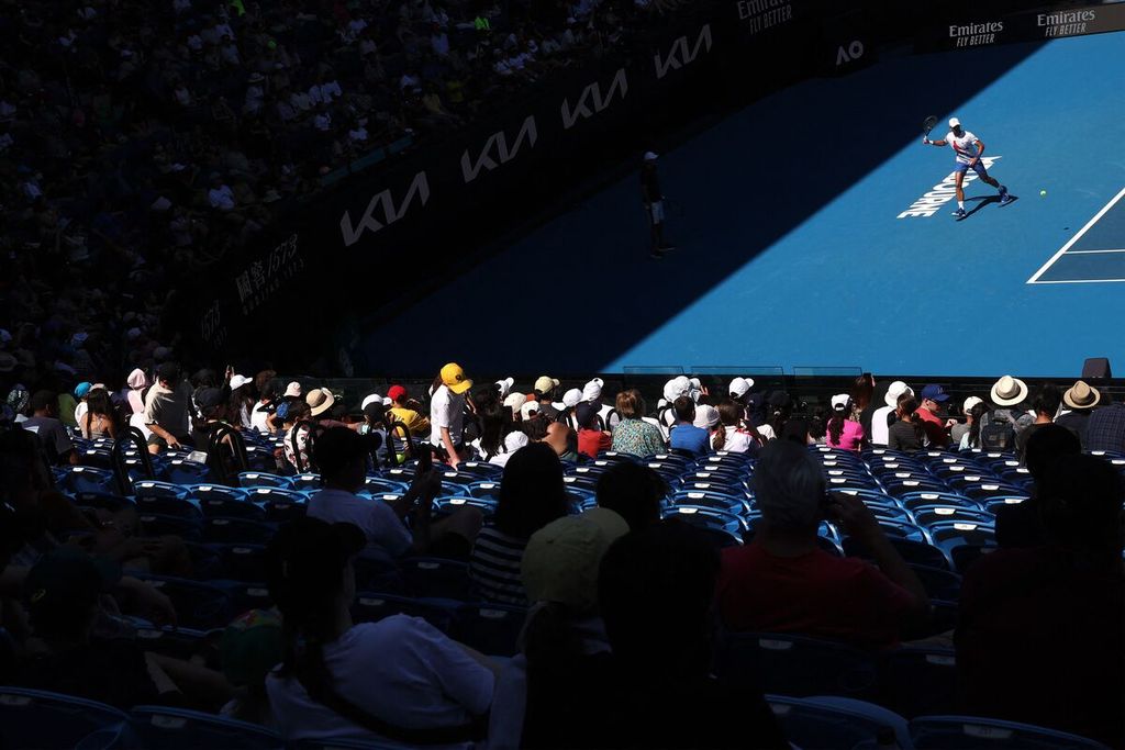 Petenis Serbia, Novak Djokovic (atas), menjalani latihan yang disaksikan sejumlah penonton di Melbourne Park, Australia, Jumat (12/1/2024). Petenis nomor satu dunia itu merupakan favorit juara tunggal putra Australia Terbuka 2024.