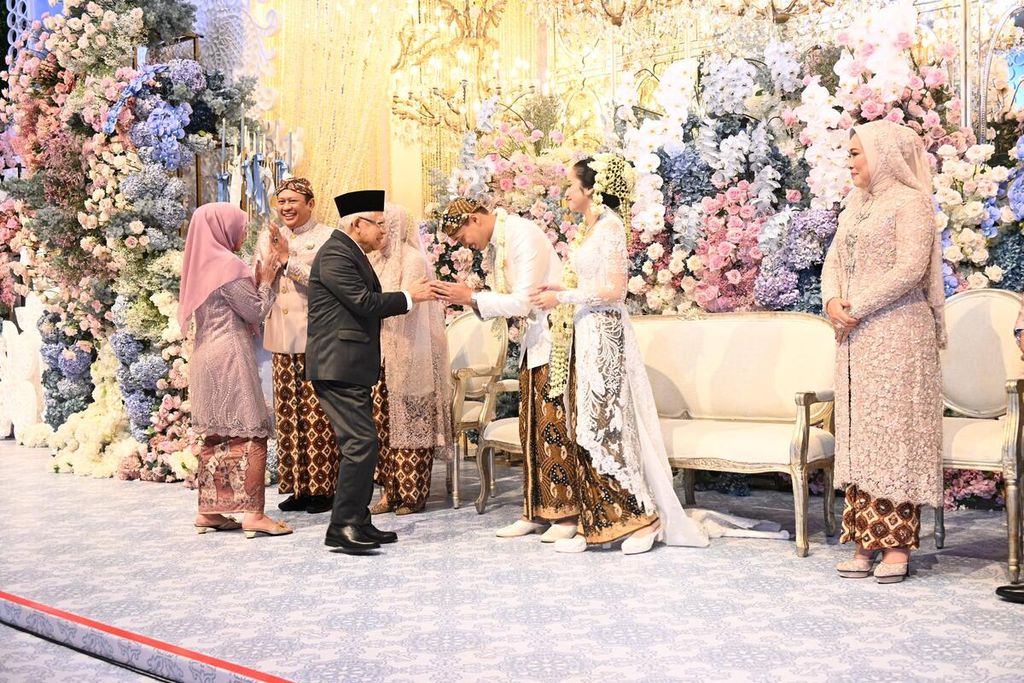 Vice President Ma'ruf Amin and Mrs. Wury Ma'ruf Amin attended the wedding ceremony of Saras Shintya Putri and Avicenna Athalla Zaki Ghani Alli, in Central Jakarta, on Saturday (20/4/2024).