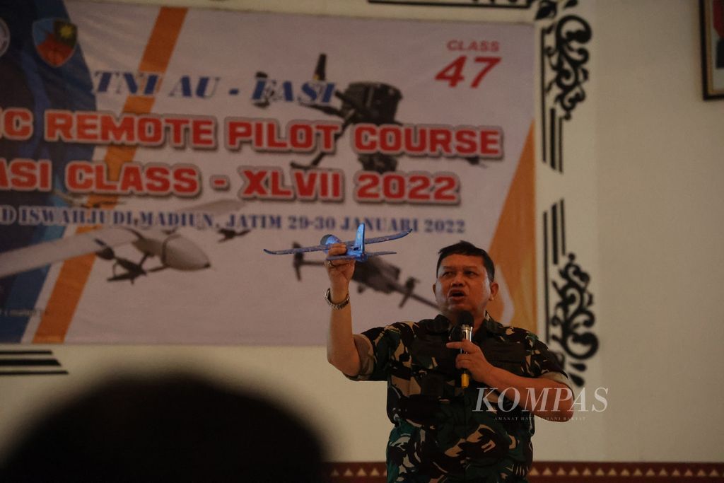Paban II/Puanpotdirga Spotdirga Kolonel Penerbang R Agung Sasongko Jati menyampaikan penjelasan tentang teori dasar aerodinamika kepada peserta pelatihan sertifikasi pilot <i>drone</i> di kompleks Pangkalan Udara TNI Angkatan Udara Iswahjudi, Madiun, Jawa Timur, Sabtu (29/1/2022).
