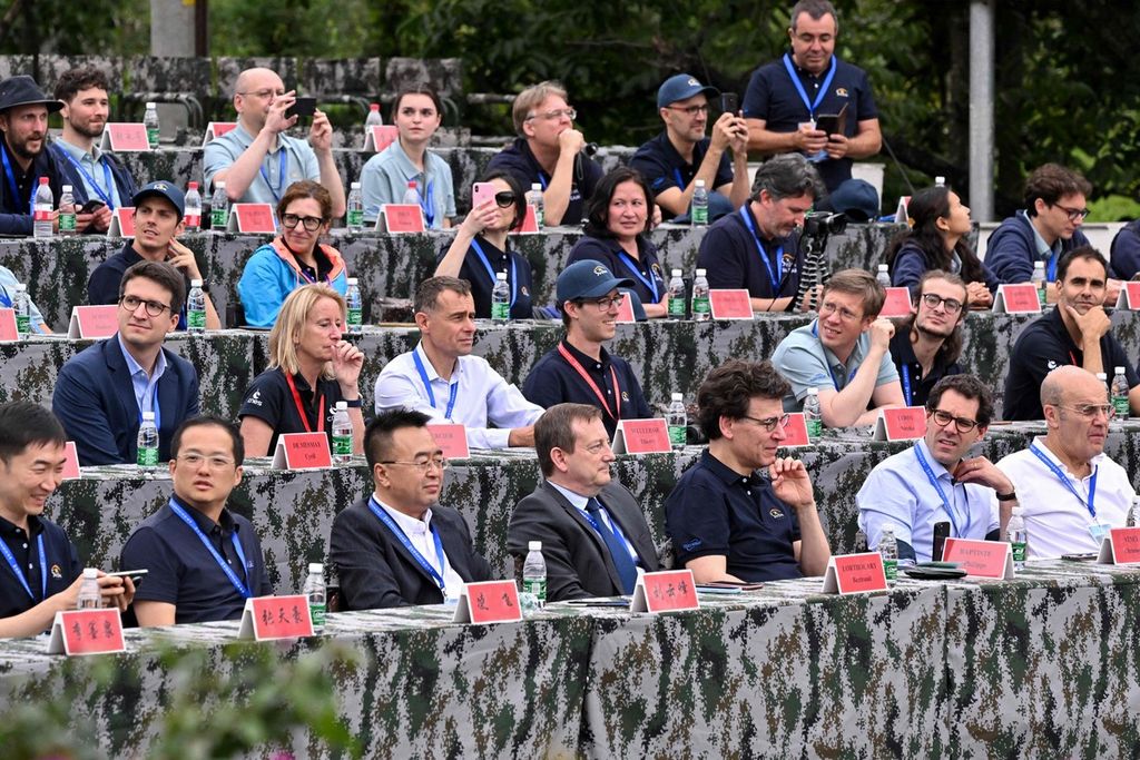 法国驻华大使罗托拉里（前排中）与法国代表团及中国同事坐在一起，观看长征二号丙火箭搭载中法联合研制的卫星于周六（2024 年 6 月 22 日）在中国四川省西昌航天发射中心发射。 