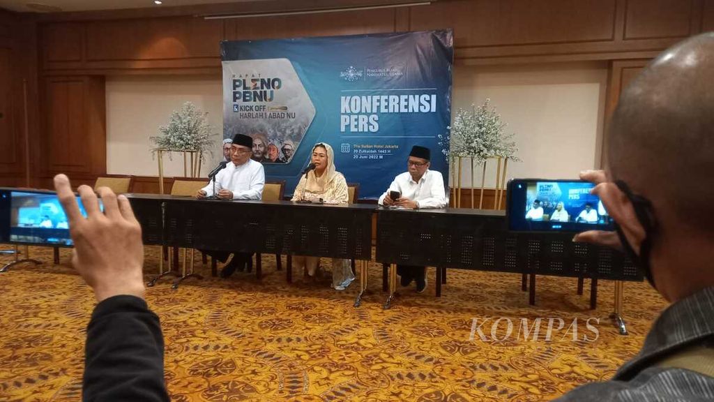 Ketua Umum Pengurus Besar Nahdlatul Ulama (PBNU) KH Yahya Cholil Staquf (kiri) dan Ketua Organizing Committee Satu Abad NU, Yenny Wahid (tengah) memberikan keterangan kepada wartawan dalam konferensi pers pembukaan peringatan Satu Abad NU di Jakarta, Senin (20/6/2022). 