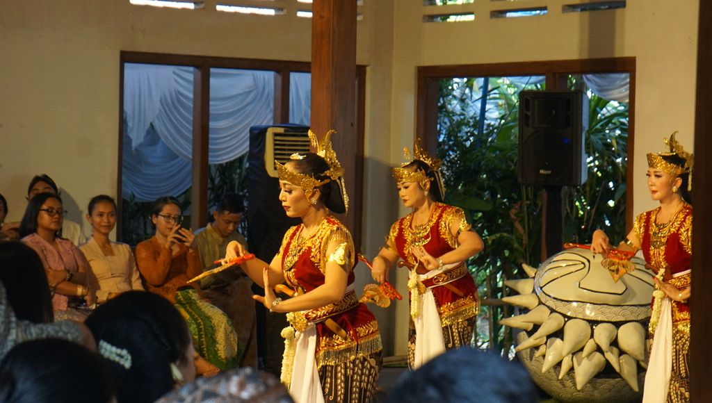 Kelompok tari dari Jaya Suprana School of Performing Arts menampilkan "Bedhayan Bumi Pertiwi" dalam Festival Bedhayan 2023 di Ohmm Stay, Kabupaten Sleman, Daerah Istimewa Yogyakarta, Minggu (14/5/2023).