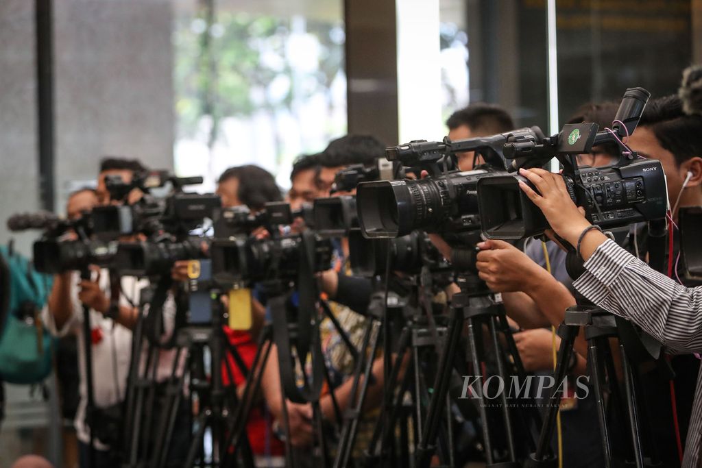 Wartawan televisi meliput jalannya konferensi pers terkait kasus judi daring di kantor Bareskrim Polri, Jakarta, Jumat (8/9/2023). Bareskrim Polri menangkap 11 tersangka kasus judi daring di Denpasar, Bali, pada Kamis (7/9/2023).