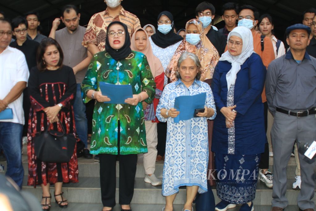 Sejumlah guru besar Universitas Sumatera Utara menyampaikan keprihatinan atas rusaknya nilai etika dan perilaku berbangsa menjelang Pemilihan Umum 2024, di Gedung Pancasila USU, Medan, Senin (5/2/2024). 