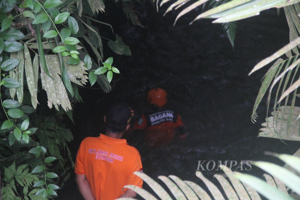 Petugas melakukan pencarian potongan tubuh manusia di Sungai Bedog di Dusun Kelor, Desa Bangunkerto, Kecamatan Turi, Kabupaten Sleman, Daerah Istimewa Yogyakarta, Kamis (13/7/2023). 