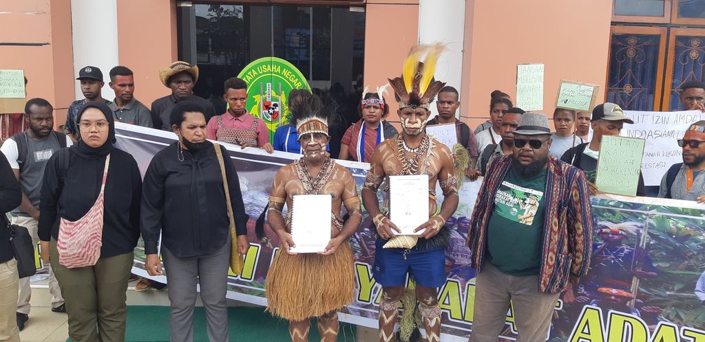 Perwakilan masyarakat adat suku Awyu dari Kabupaten Boven Digoel, Papua Selatan, menggugat Dinas Penanaman Modal dan Pelayanan Terbuka Satu Pintu Papua ke PTUN Jayapura, Papua, Senin (13/3/2023).