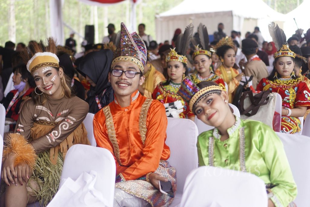 Para pemuda dari seluruh provinsi mengenakan pakaian adat dari masing-masing daerah saat memperingati Hari Sumpah Pemuda Ke-94 di Titik Nol Ibu Kota Nusantara, Kabupaten Penajam Paser Utara, Kalimantan Timur, Jumat (28/10/2022).
