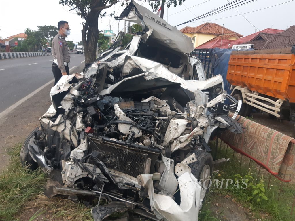 Polisi mengecek minibus Toyota Avanza bernomor polisi G 1031 CC yang hancur setelah menabrak truk tangki di jalur pantai utara Gebang, Kabupaten Cirebon, Jawa Barat, Minggu (3/4/2022) siang. Enam orang meninggal dalam kejadian itu. Mereka diduga hendak mudik dari Jakarta ke Batang, Jawa Tengah.