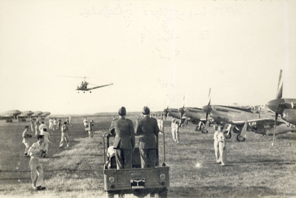 Dengan diantar oleh KSAU, Komodor (U) S. Suryadarma, Presiden Soekarno memeriksa pasukan/pesawat-pesawat terbang tahun 1951 