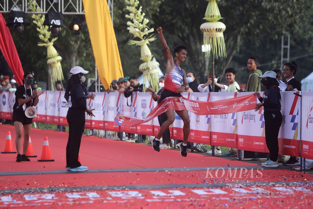 Ekspresi Fadhil Aulia Mufti setelah finis pertama dalam lomba lari Borobudur Marathon 2022 Powered by Bank Jateng kategori Bank Jateng Young Talent putra di Taman Lumbini Kompleks Candi Borobudur, Magelang, Jawa Tengah, Sabtu (12/11/2022). Fadhil finis tercepat dengan waktu 34 menit 02 detik.
