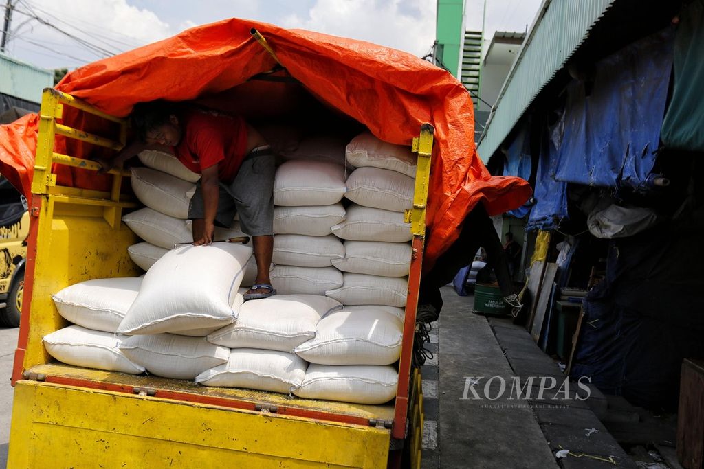 Buruh menata beras yang baru tiba di Pasar Induk Beras Cipinang, Jakarta Timur, Senin (3/4/2023). BPS mencatat, inflasi pada Maret 2023 sebesar 0,18 persen. Beras menjadi salah satu komoditas penyumbang inflasi pada Maret.