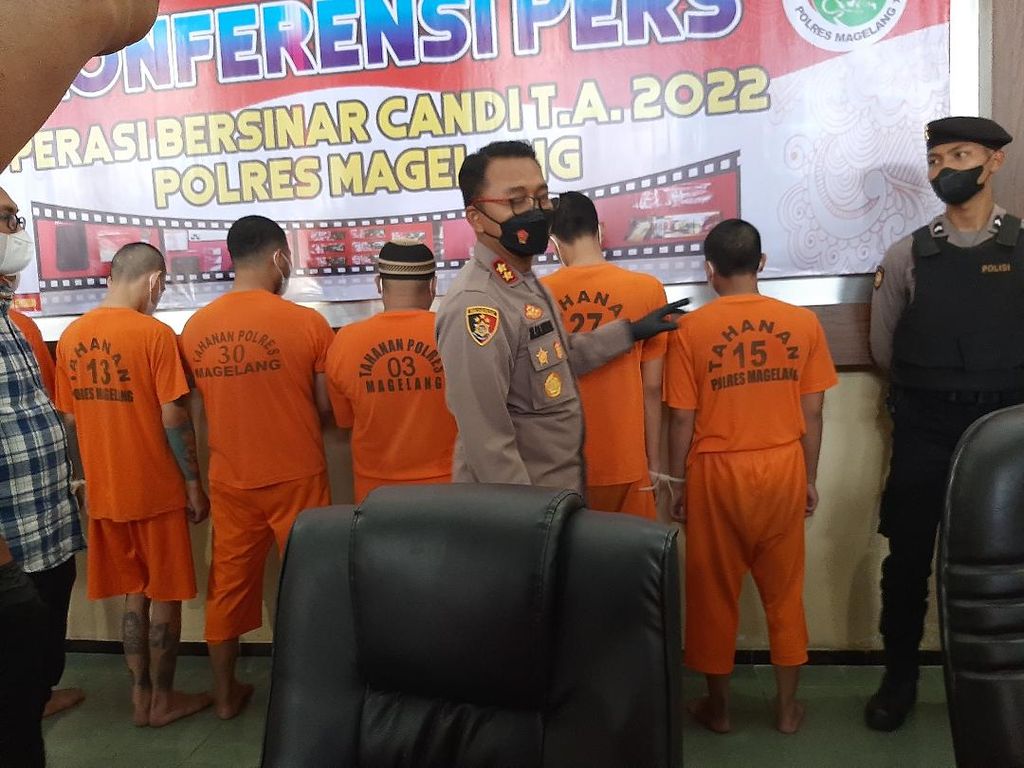 Kapolres Magelang Ajun Komisaris Besar Sajarod Zakun mendatangi dan menanyai salah satu tersangka pengguna narkoba, Selasa (8/3/2022).