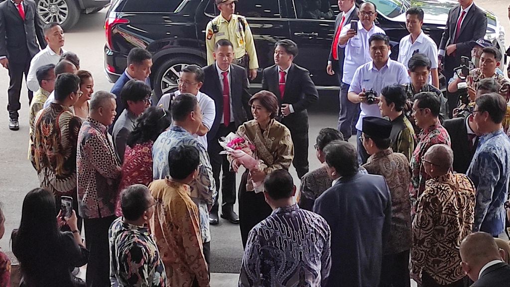 Meutya Hafid sebagai Menteri Komunikasi dan Digital tiba di Gedung Kominfo, Jakarta, Senin (21/10/2024).