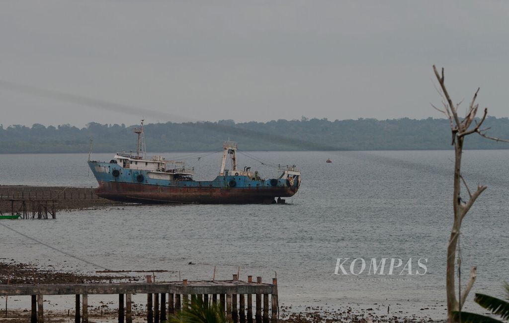 Sebuah kapal nelayan asing mangkrak pascapenangkapan beberapa tahun lalu di Pelabuhan Perikanan Pantai Dobo, Kabupaten Kepulauan Aru, Provinsi Maluku, Rabu (20/9/2023). 