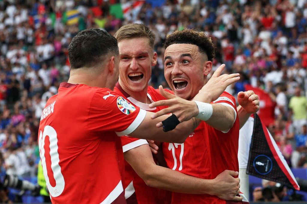 Gelandang Swiss Ruben Vargas (kanan) merayakan gol ke gawang Italia pada laga 16 besar Piala Eropa 2024 di Berlin, Jerman, 29 Juni 2024. Swiss menantang tim favorit juara Inggris pada laga perempat final.