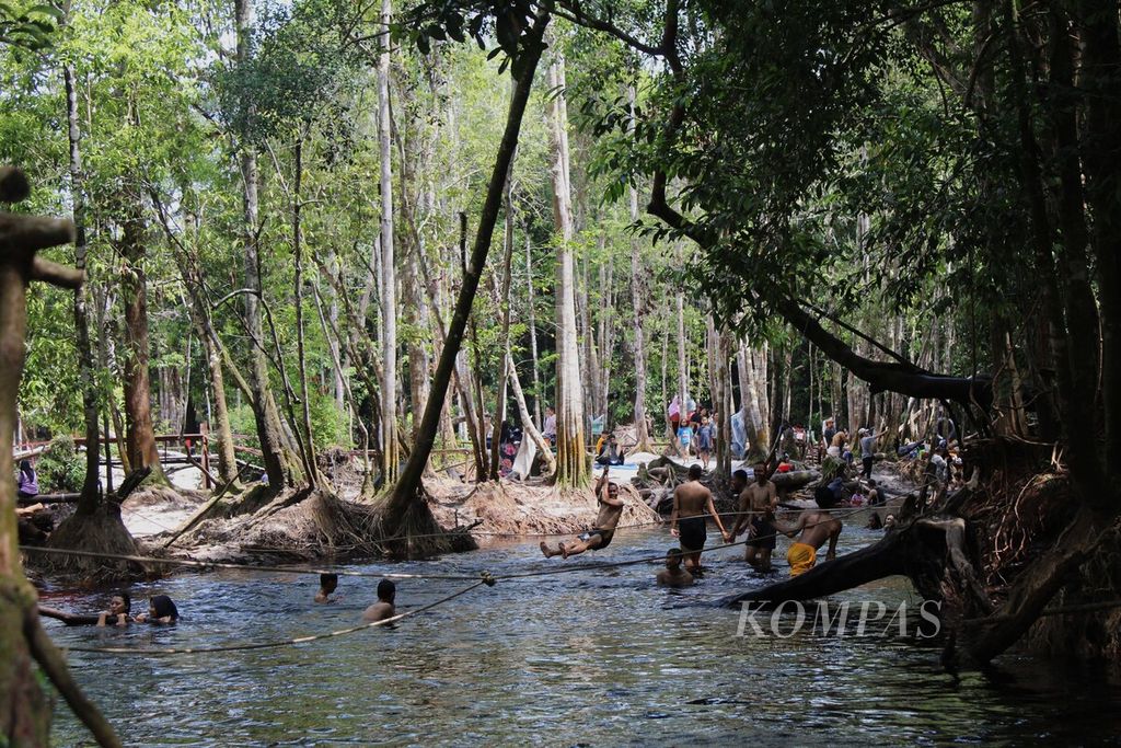 Pengunjung Danum Bahandang, Kota Palangkaraya, bermain di Sungai Tahai, di hutan kerangas atau hutan berpasir pada Kamis (1/6/2023). Ekowisata masih menjadi andalan warga Palangkaraya ataupun turis untuk berlibur di Kota Cantik itu.