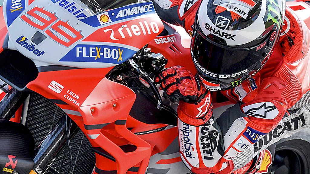 Pebalap tim Ducati  asal Spanyol, Jorge Lorenzo, mengendalikan kemudi setelah melewati tikungan pada hari terakhir uji coba pra-musim MotoGP 2018 di Sirkuit Internasional Sepang di Sepang, Malaysia, Selasa (30/1).