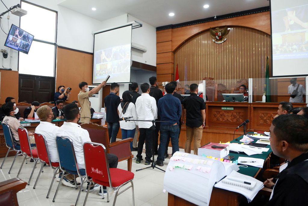 Delapan saksi disumpah bersaksi dalam persidangan terdakwa kasus pembunuhan terhadap Brigadir J (Nofriansyah Yosua Hutabarat), Richard Eliezer, di Pengadilan Negeri Jakarta Selatan, Senin (31/10/2022). Total ada 11 saksi yang dihadirkan dalam persidangan kali ini. 