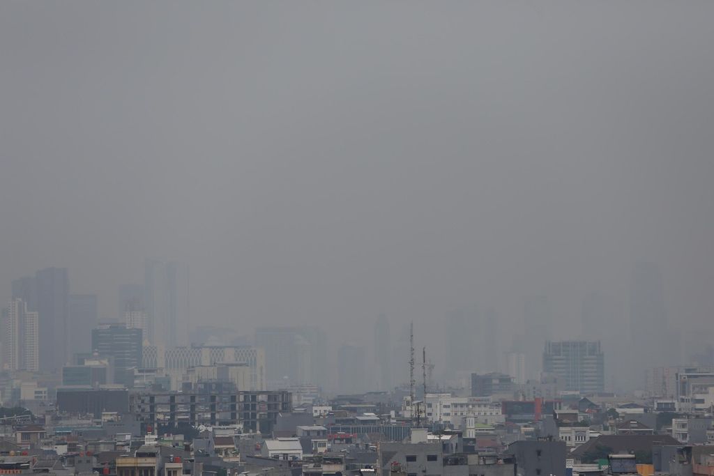 Pemandangan gedung bertingkat yang diselimuti kabut polusi udara di kawasan Jakarta, Senin (6/6/2026). Menurut data AirVisual, situs penyedia peta polusi daring harian kota-kota besar di dunia, pada senin pukul 13.00 nilai Indeks Kualitas Udara (AQI) Kota Jakarta adalah 161 atau masuk dalam kategori tidak sehat.