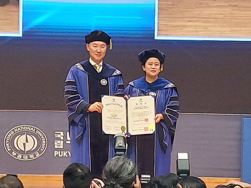 Ketua DPR Puan Maharani memperlihatkan gelar doktor kehormatan yang diterimanya dari Pukyong National University bersama rektor universitas itu, Senin (7/11/2022), di Busan, Korea Selatan,