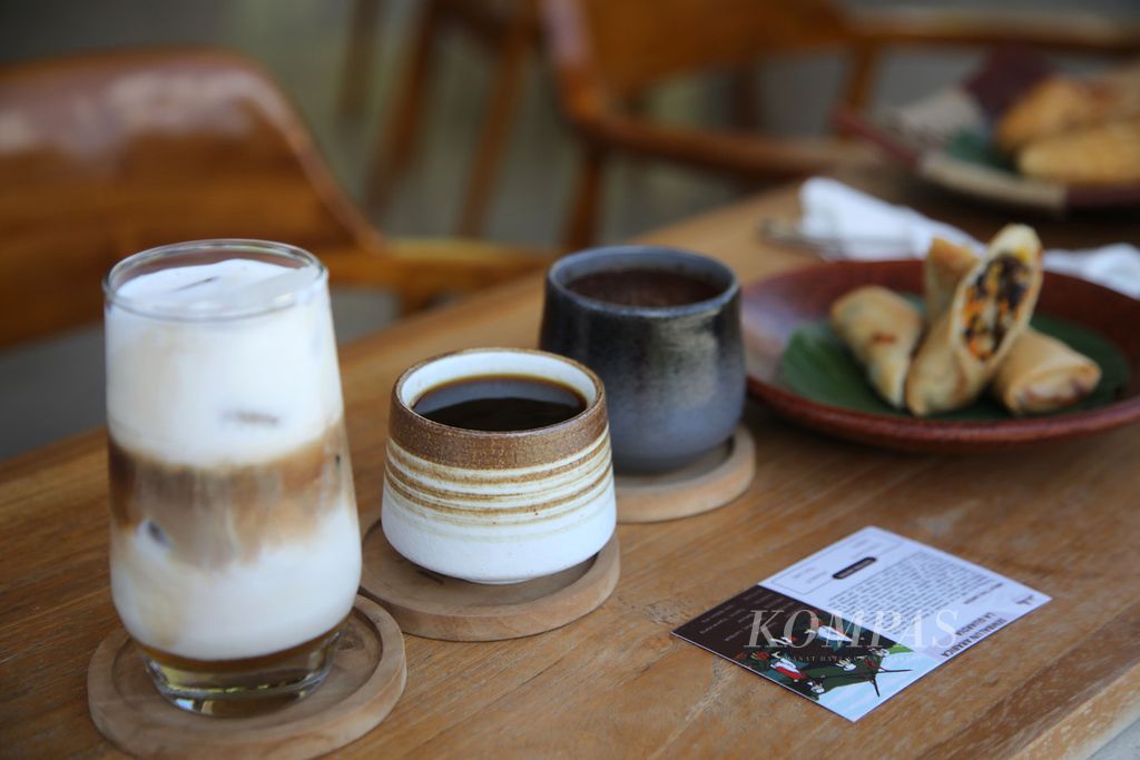 Tempat makan dan minum kopi khas Sembalun bisa dinikmati di Mahakala Rinjani Coffe di Sembalun, kaki Gunung Rinjani, Lombok Timur, Nusa Tenggara Barat, Jumat (22/12/2023). 