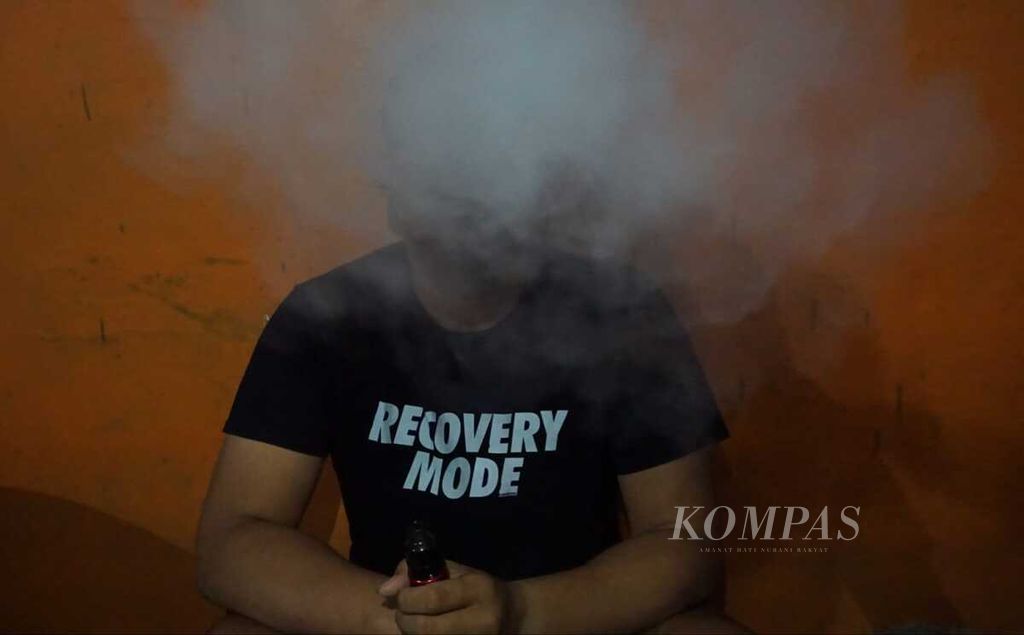 Warga mengonsumsi rokok elektrik di Kota Semarang, Jawa Tengah, Selasa (23/5/2023). Dalam berbagai penelitian disebutkan, rokok elektrik terbukti bisa mengancam kesehatan para penggunanya.