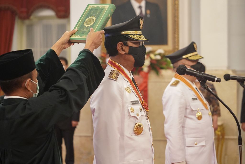 Sultan Hamengku Buwono X (kiri) dan Kanjeng Gusti Pangeran Adipati Arya Paku Alam X kembali dilantik menjadi Gubernur dan Wakil Gubernur Daerah Istimewa Yogyakarta untuk masa jabatan 2022-2027, Senin (10/10/2022), di Istana Negara, Jakarta. Pelantikan dilakukan oleh Presiden Joko Widodo.
