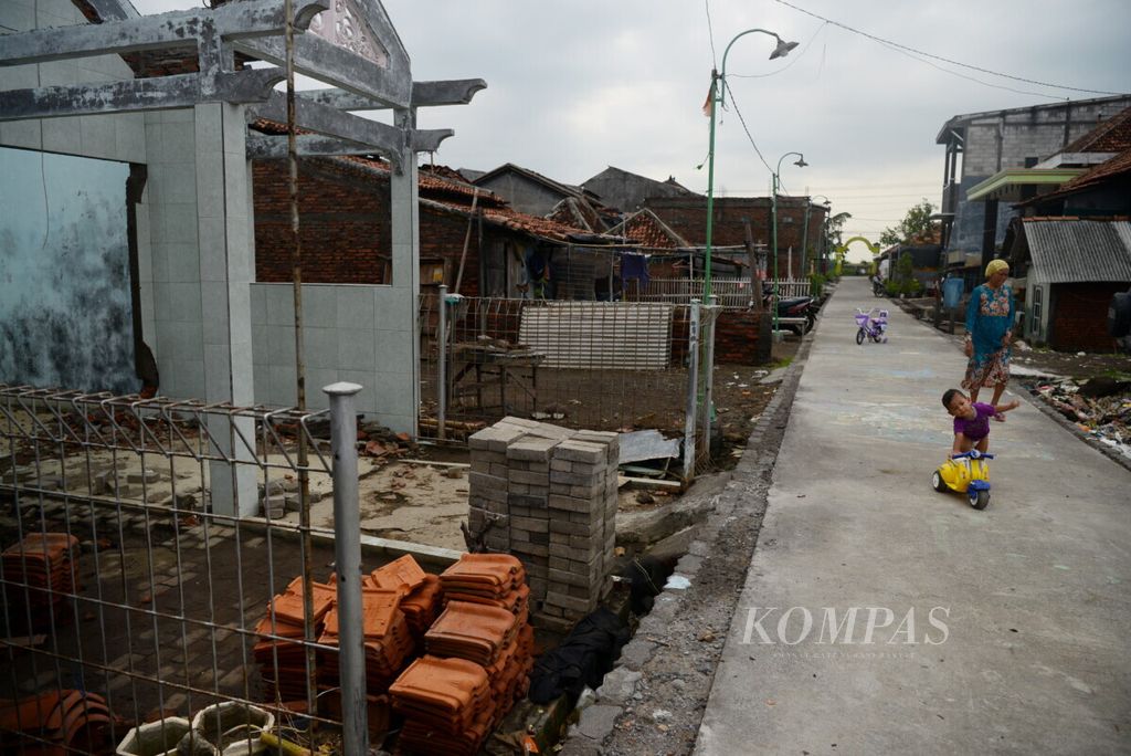 Kawasan permukiman warga yang terdampak proyek pembangunan jalan Tol Semarang-Demak di Desa Sidogemah, Kecamatan Sayung, Kabupaten Demak, Jawa Tengah, Jumat (31/1/2020).