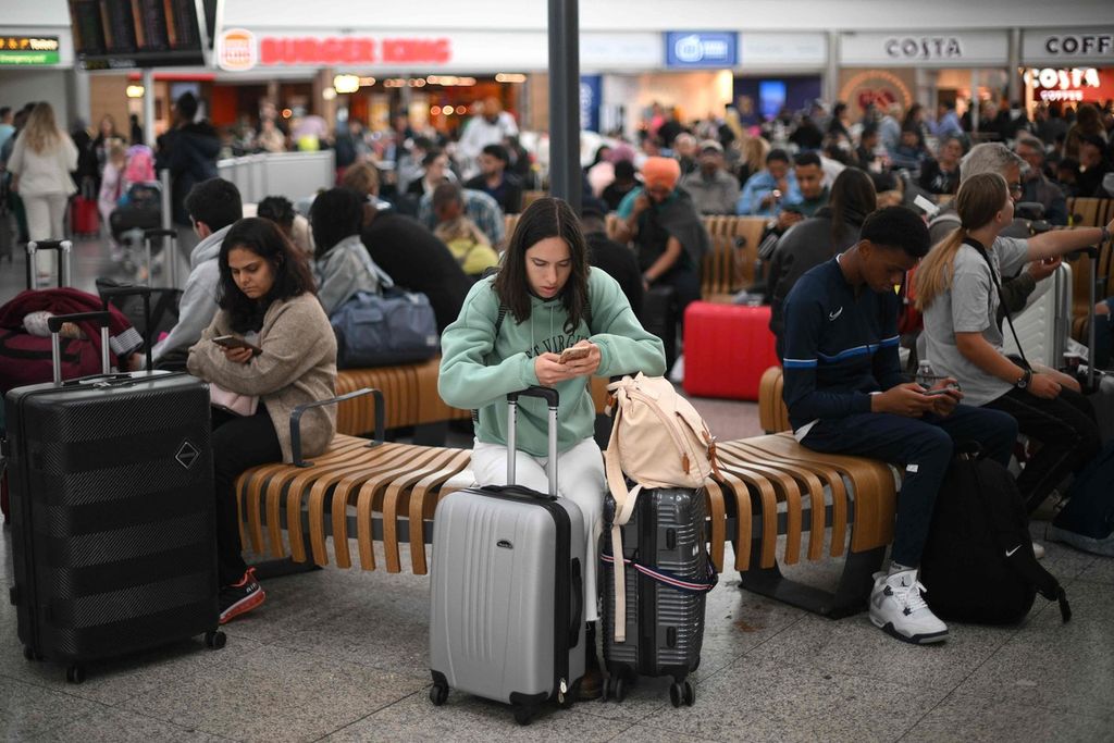 Para penumpang menunggu di Bandar Udara Stansted, utara London, Inggris, 29 Agustus 2023, setelah sejumlah penerbangan ditunda akibat masalah teknis. 
