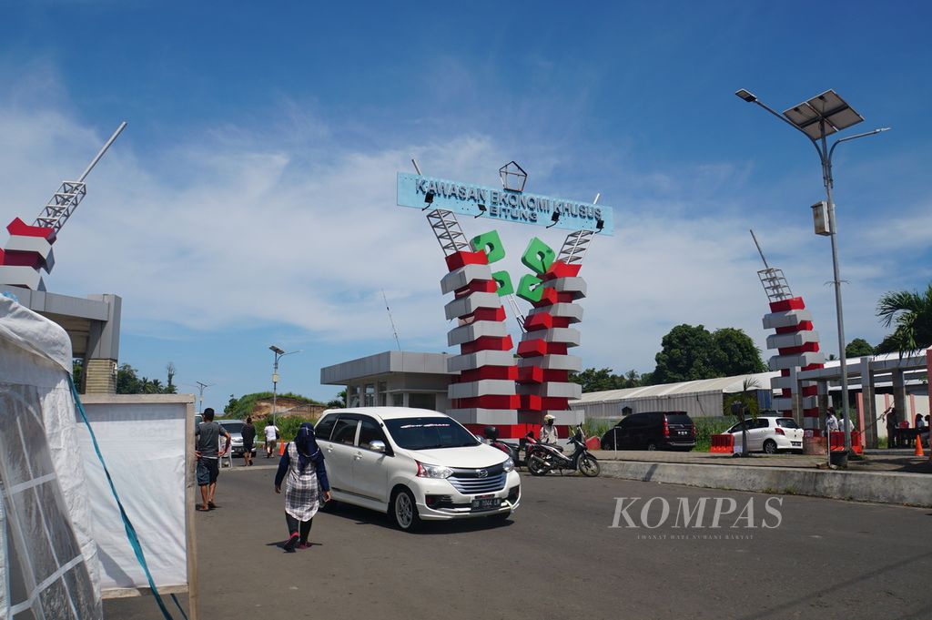 Area gerbang Kawasan Ekonomi Khusus (KEK) Bitung di Kelurahan Sagerat, Matuari, Bitung, Sulawesi Utara, difungsikan menjadi pos pemeriksaan kesehatan untuk mencegah Covid-19, Jumat (17/7/2020). KEK tersebut, yang diresmikan pada 1 April 2019 oleh Presiden Joko Widodo, belum berfungsi maksimal hingga kini.