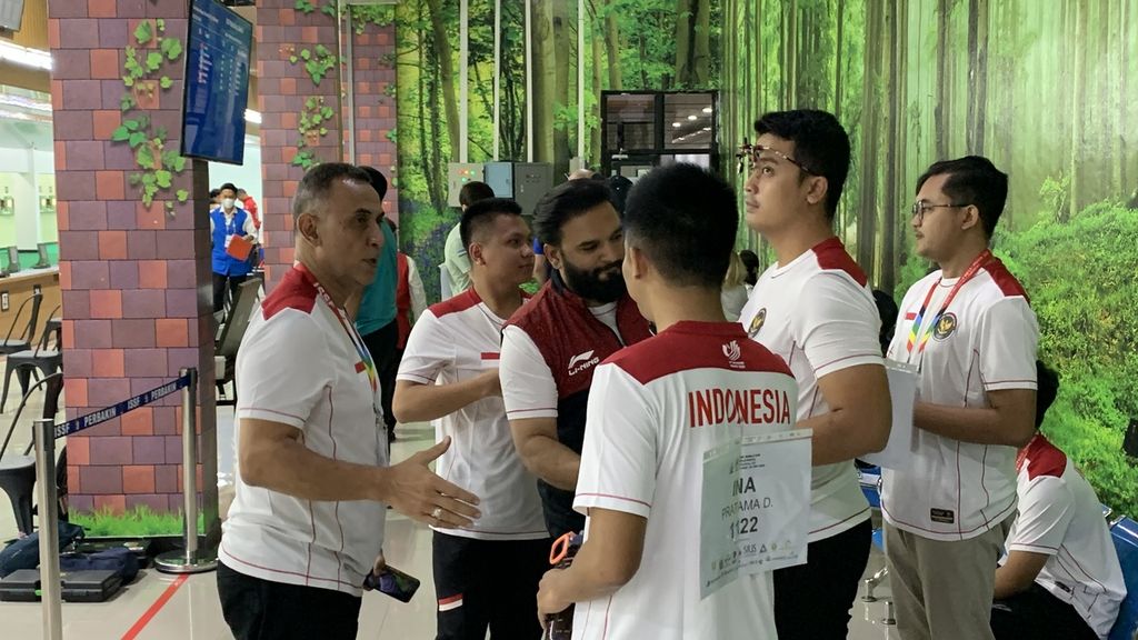 Pelatih tim pistol Indonesia, Abdul Qayyum Mohammed Omar Shah saat memberikan semangat pada para petembak Indonesia usai terhenti di kualifikasi kedua nomor 10 meter pistol angin beregu putra di Piala Dunia Menembak Senapan dan Pistol ISSF 2023 di Jakarta, Rabu (1/2/2023).