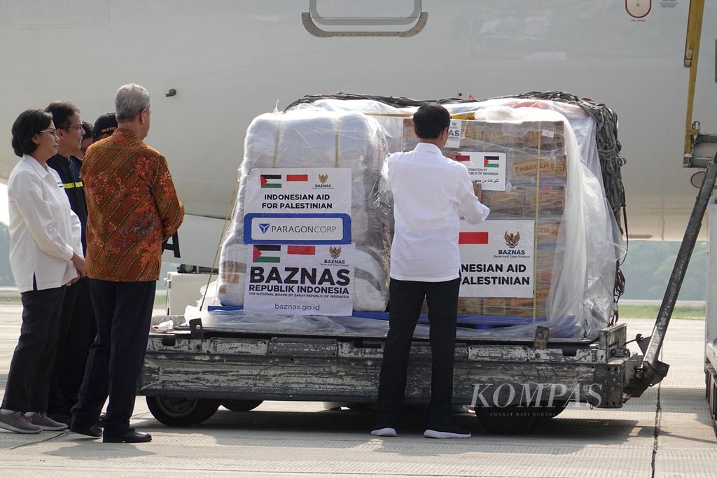 Presiden Joko Widodo melepas bantuan kemanusiaan untuk Palestina tahap kedua dari Indonesia di Pangkalan TNI AU Halim Perdanakusuma, Jakarta, Senin (20/11/2023). Dalam pengiriman kali ini, pemerintah mengirimkan bantuan dalam dua pesawat.