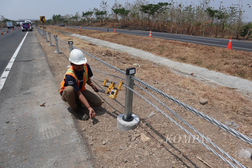 Pekerja menunjukkan <i>wire rope</i> atau pembatas median jalan di Kilometer 145 Tol Cikopo-Palimanan, Kabupaten Indramayu, Jawa Barat, Rabu (28/8/2019). Alat itu untuk mencegah kendaraan menyeberang jalan. 