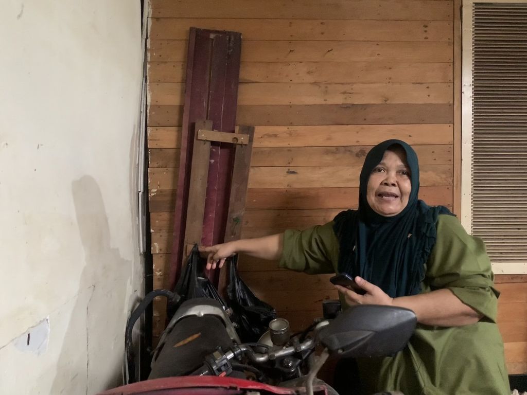 Wasiah (58) menunjukkan dinding di rumahnya di RT 015 RW 011, Kelurahan Pela Mampang, Kecamatan Mampang Prapatan, Jakarta Selatan, Kamis (17/11/2022). Dinding rumah milik Wasiah itu mulai merenggang sejak tahun 2015.