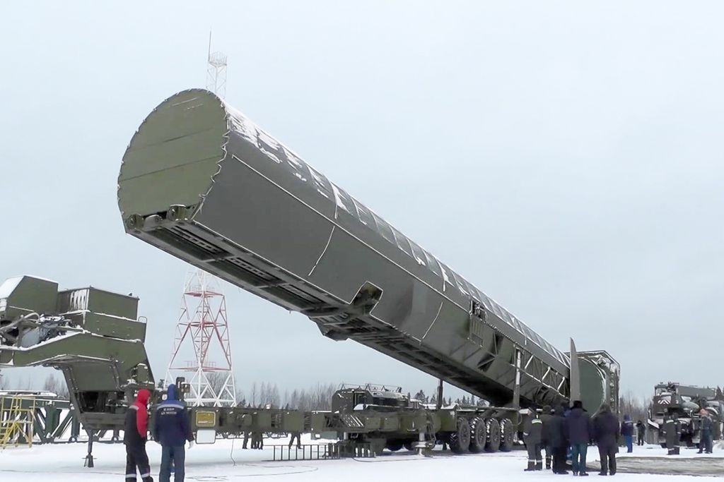 Foto yang diambil dari tayangan televisi Rusia, RU-RTR, pada 1 Maret 2018, menunjukkan misil antarbenua Sarmat milik Rusia di lokasi yang dirahasiakan.