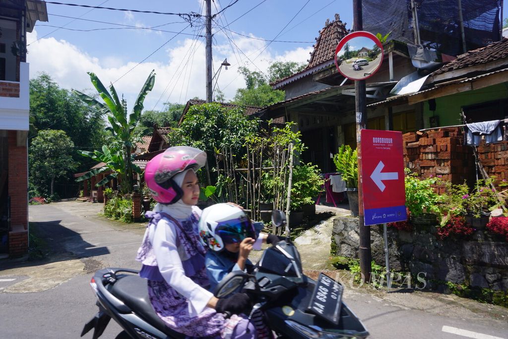 Warga melintas di sekitar rute Borobudur Marathon di Magelang, Jawa Tengah, Kamis (10/11/2022).