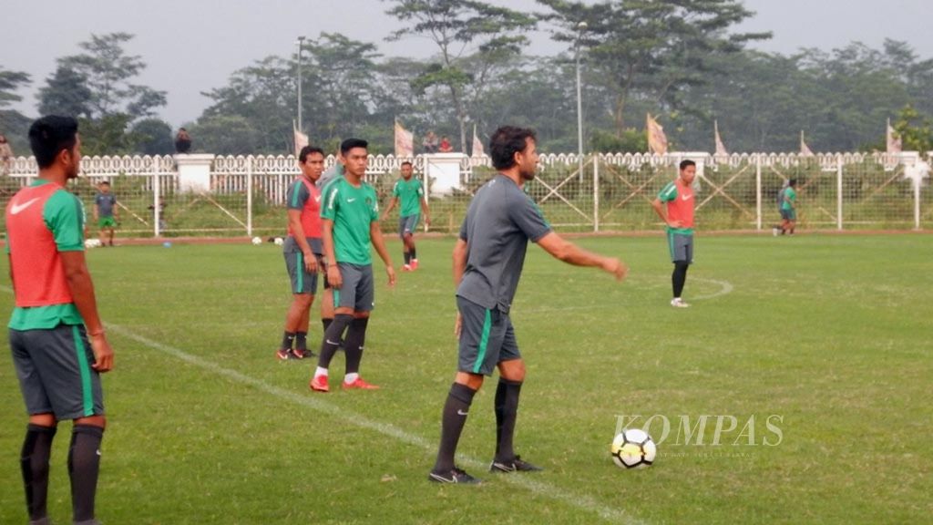 Pelatih tim nasional sepak bola Indonesia Luis Milla (tengah) memberikan instruksi kepada para pemain saat berlatih di lapangan timur kompleks Stadion Pakansari, Bogor, Minggu (29/4/2018).